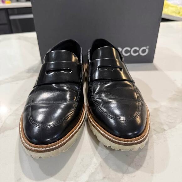 Ecco Incise Tailored Leather SlipOn Loafer Womens Size 8 Black Minimalist Preppy - Picture 3 of 9